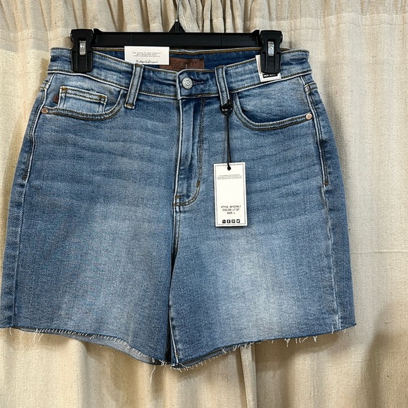 Judy Blue HW jean short. Inseam 5” front rise 10.5”. Listing is for a 3X. 15276 - Picture 1 of 7